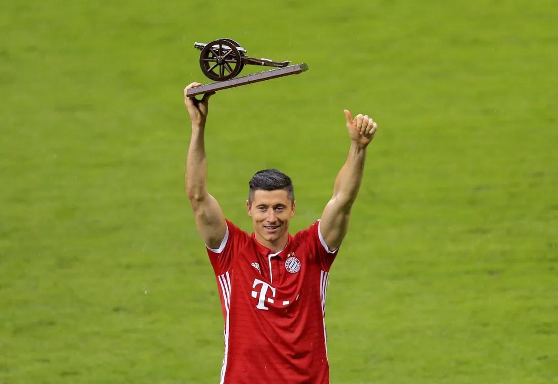 亚博体育-莱万多夫斯基在德国队比赛中夺冠，出色发挥引发热议！比赛高潮迭起的简单介绍-亚博体育